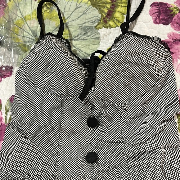 Halloween Costume Inspector, Sexy skirt, Cape, and Sherlock Holmes Style Hat - Picture 3 of 13